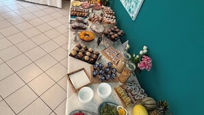 A buffet table with various food items and a painting on the wall. - Hotel Dream (Rimini)