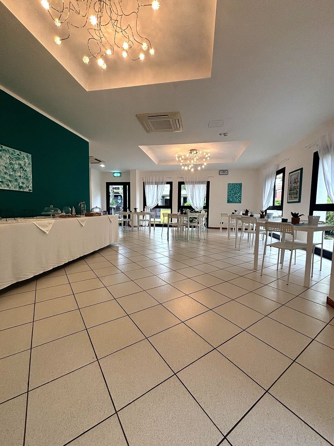 Café da manhã com buffet todos os dias mediante uma taxa