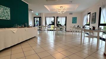 Café da manhã com buffet todos os dias mediante uma taxa
