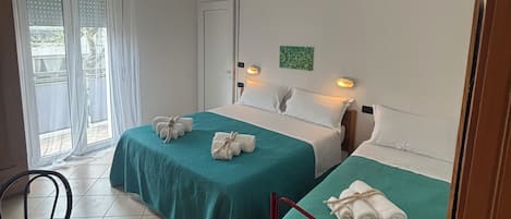 Classic Triple Room | In-room safe, desk