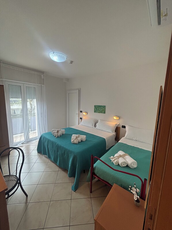 Classic Triple Room | In-room safe, desk