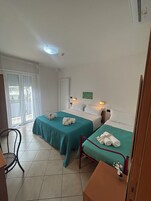 Habitación triple clásica | Caja fuerte y escritorio