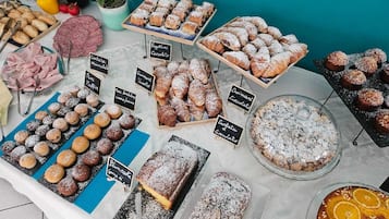 Se ofrece un desayuno bufé todos los días (por un coste adicional)