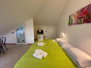 ファミリー ルーム | セーフティボックス (室内)、デスク