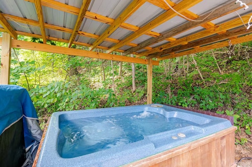 Pet Friendly Glamping • Hot Tub • Fire Pit • Patio