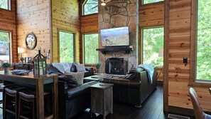 Smart TV, chimenea y libros