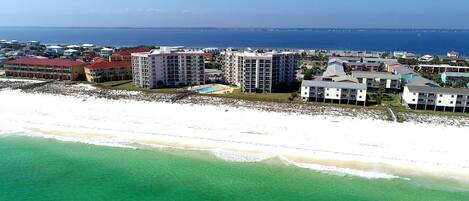 Plage, chaises longues, serviettes de plage