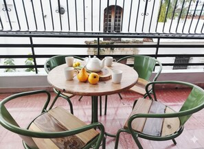 Outdoor dining - Claninn: Apartment in the historic center, huge balcony with nice view (Santo Domingo)