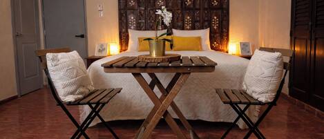 3 habitaciones, escritorio, tabla de planchar con plancha y wifi gratis