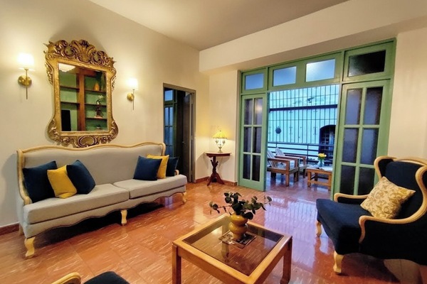 Smart TV, books, stereo