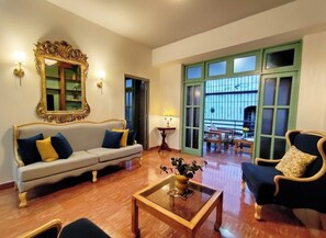 Smart TV, books, stereo - Claninn: Apartment in the historic center, huge balcony with nice view (Santo Domingo)