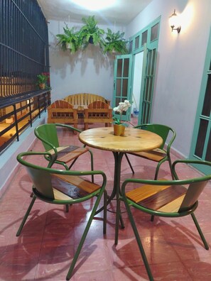 Outdoor dining - Claninn: Apartment in the historic center, huge balcony with nice view (Santo Domingo)