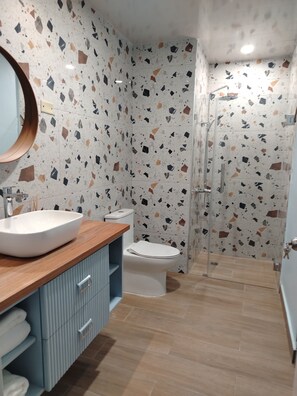 Shower, hair dryer, towels, soap - Claninn: Apartment in the historic center, huge balcony with nice view (Santo Domingo)