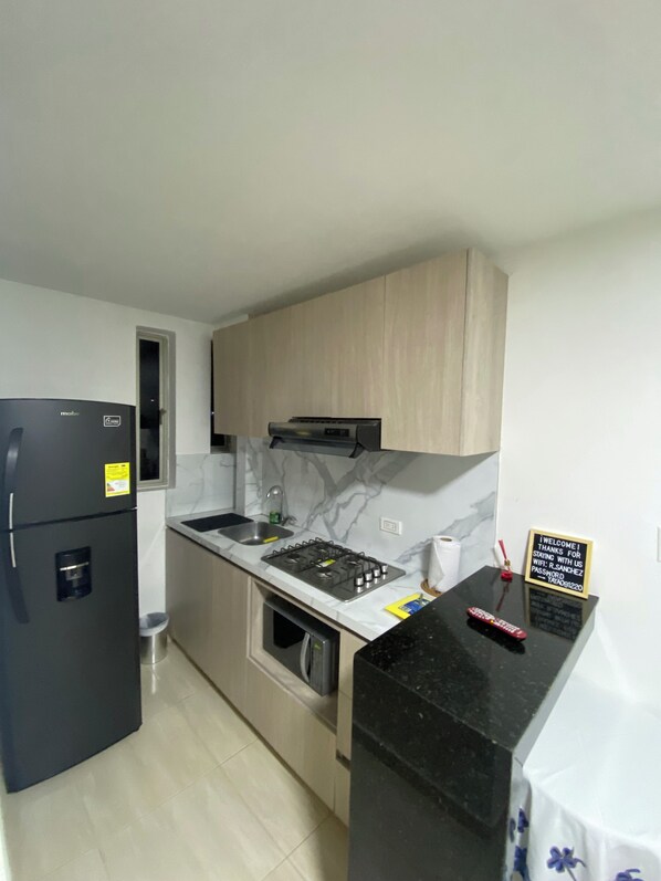 Kjøleskap, mikrobølgeovn, kaffetrakter/tekoker og kjøkkenutstyr