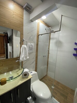 Dusj, hårføner, håndklær og såpe