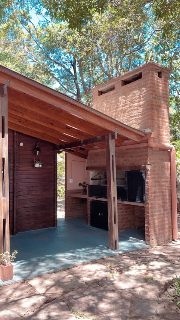 Property grounds - Cozy wooden cabin in superb Paso de la Patria with WiFi, AC (Paso de la Patria)