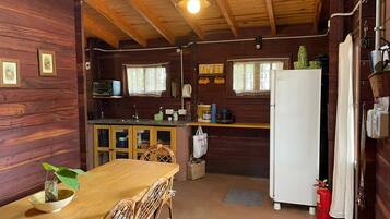 Réfrigérateur, micro-ondes, four, cafetiÚre/bouilloire