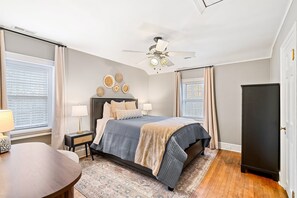 3 bedrooms, desk, travel cot, free WiFi - Charming 1940s Vintage Home in Hanover County (Hanover)