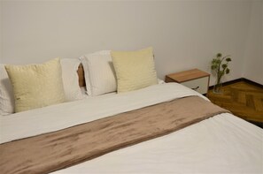 2 bedrooms, desk, iron/ironing board, WiFi