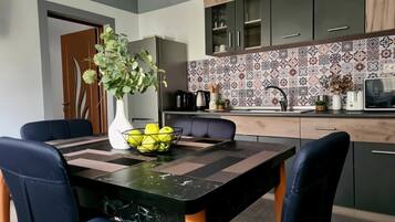 Fridge, microwave, oven, coffee/tea maker