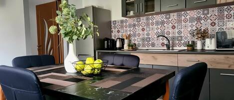 Réfrigérateur, micro-ondes, four, cafetière/bouilloire