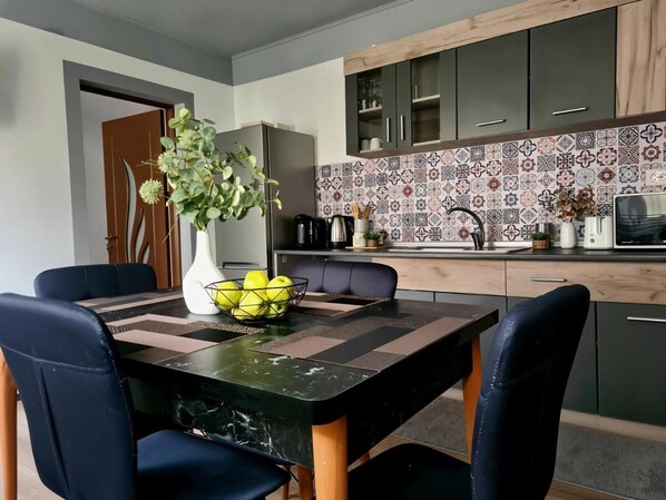 Kühlschrank, Mikrowelle, Ofen, Wasserkocher mit Kaffee-/Teezubehör