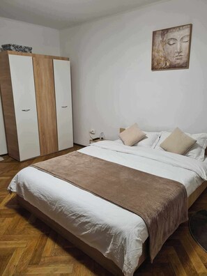2 bedrooms, desk, iron/ironing board, WiFi
