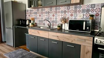 Refrigerador, microondas, horno y cafetera y tetera