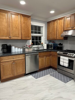 Fridge, microwave, oven, stovetop - North End Retreat Family (Manchester)