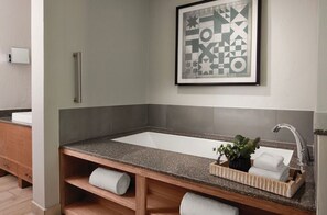 Ducha, bañera de hidromasaje, secador de pelo, toallas