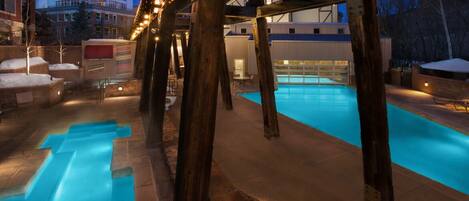 Een binnenzwembad en een buitenzwembad