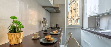 Een koelkast, een microgolfoven, een oven, een kookplaat