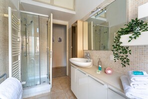 Shower, hair dryer, bidet, towels - iFlat | Gracious & Bright Gem near the Vatican (Roma)