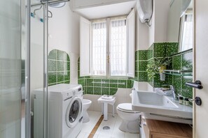 Chuveiro, secador de cabelo, bidê, toalhas de banho