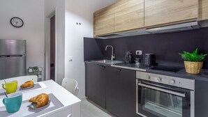 Wasserkocher mit Kaffee-/Teezubehör, Kühlschrank, Ofen, Herdplatte