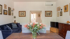 Unclassified image, 3 of 31, button - iFlat | Charming & Spacious Flat in Trastevere (Roma)