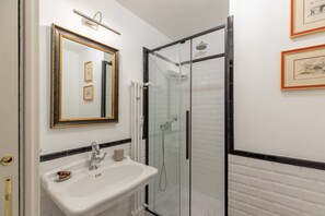 Douche, séchoir à cheveux, bidet, serviettes fournies