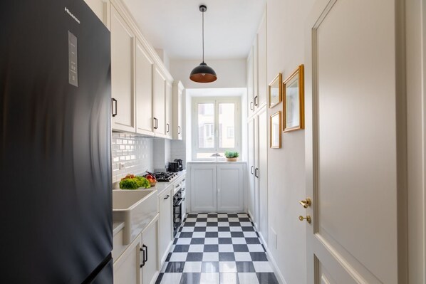 Fridge, oven, stovetop, dishwasher