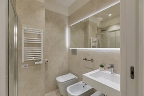 Shower, hair dryer, bidet, towels - iFlat | Trastevere Life: Beauty, Elegance & SPA (Roma)