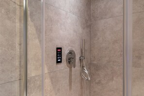 Shower, hair dryer, bidet, towels - iFlat | Trastevere Life: Beauty, Elegance & SPA (Roma)
