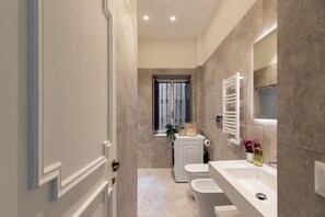 Douche, sèche-cheveux, bidet, serviettes fournies