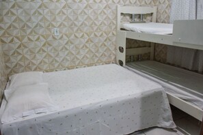 Cortinas blackout, tabla de planchar con plancha y wifi gratis 