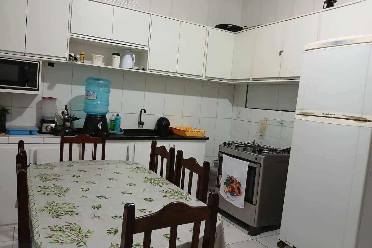 Kaupunkihuoneisto | Yksityinen keittiö | Täysikokoinen jääkaappi, mikroaaltouuni, uuni