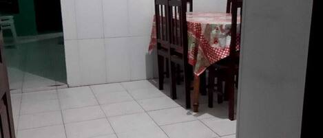 Een koelkast/vriezer, een magnetron, een oven