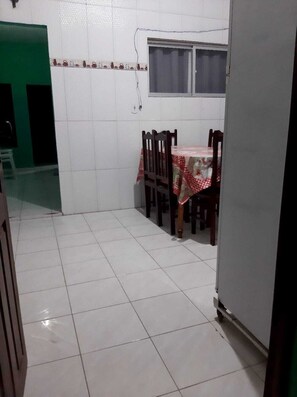 Refrigerador con freezer, microondas, horno, utensilios de cocina