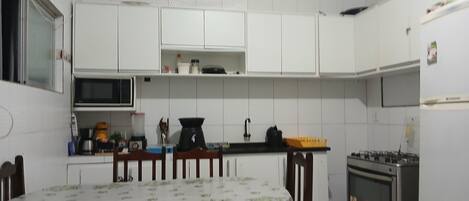 Großer Kühlschrank, Mikrowelle, Ofen, Kochgeschirr/Geschirr/Besteck