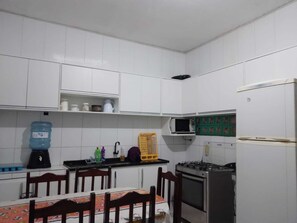 Refrigerador con congelador, microondas, horno y utensilios de cocina 