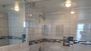 تجهيزات دش، مجففات شعر، مناشف، صابون