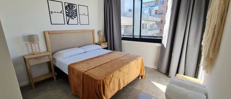 1 habitación, tabla de planchar con plancha, wifi gratis y ropa de cama