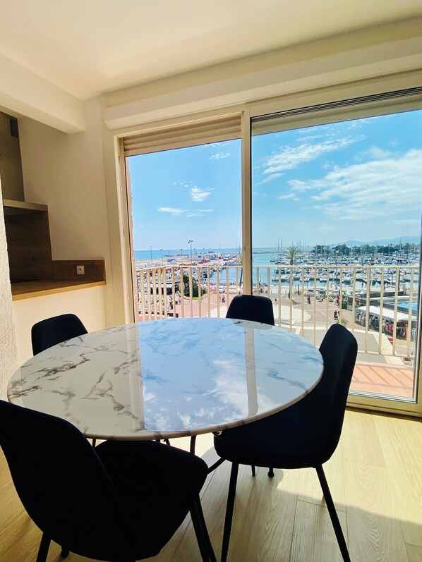 Dining - 🌷 Superb apartment - magnificent view of the Port 🌷 (Saint-Cyprien)